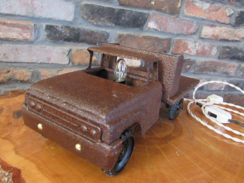Lámpara de mesa vintage de metal oxidado arte acero prensado camión decoración única de campo Foto 4 de 4