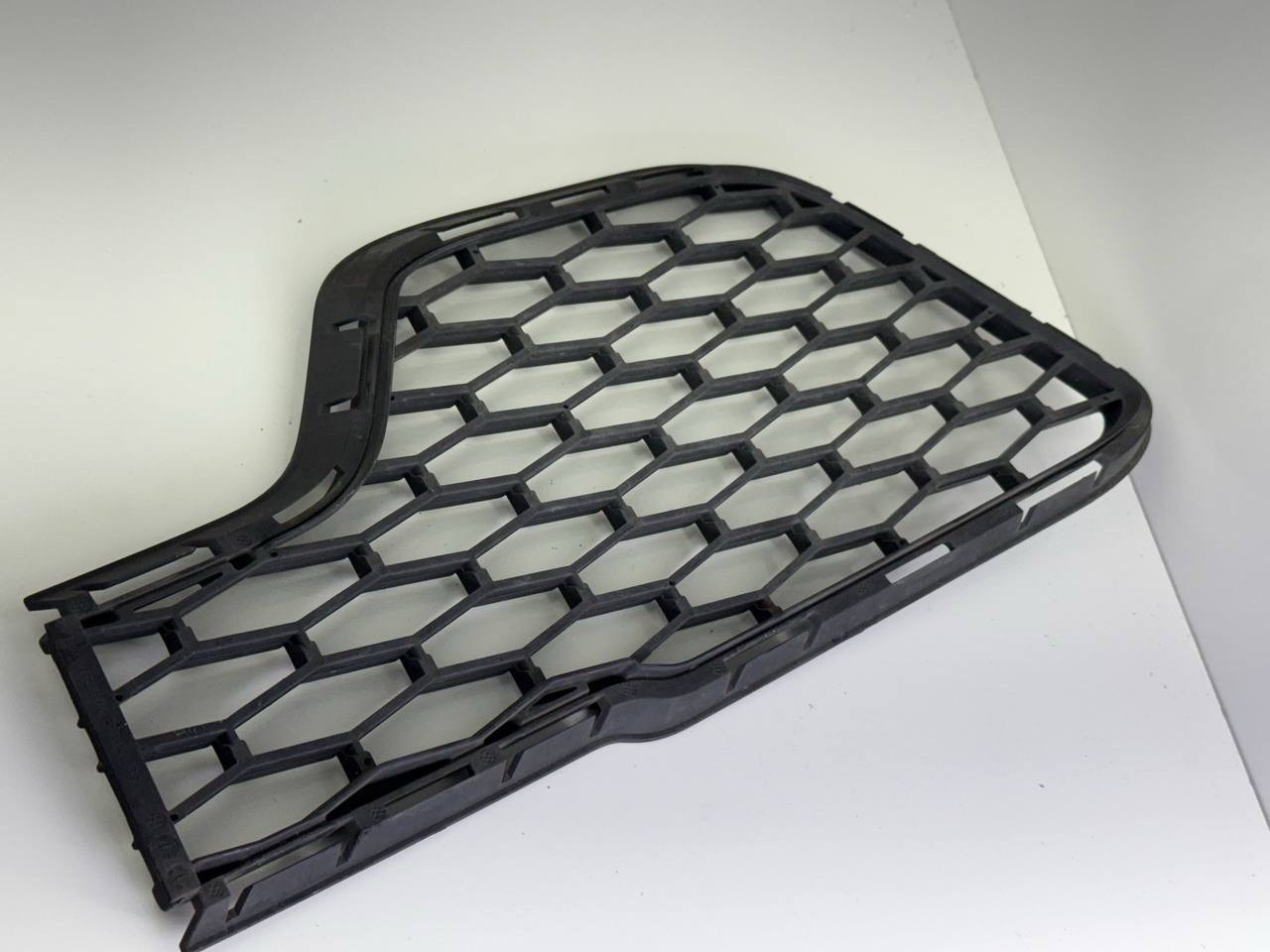 2014-17 Maserati Ghibli Front Left Bumper Lower Grille Bezel Cover  440