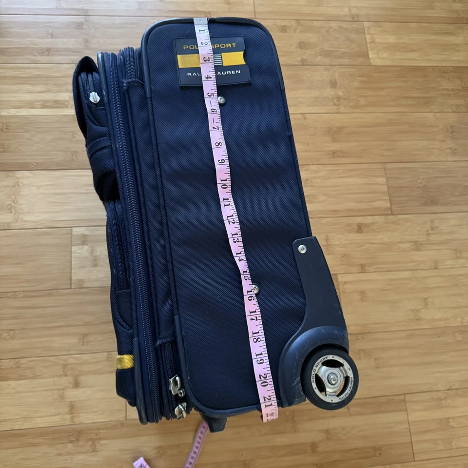 "Maleta con ruedas Polo Sport Ralph Lauren 22"" de colección azul marino y amarillo" Foto 2 de 4