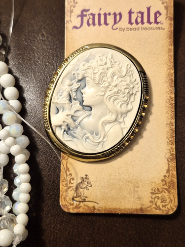 22 inch white & blue cameo pendant on beaded glass necklace gold tone - Picture 12 of 12