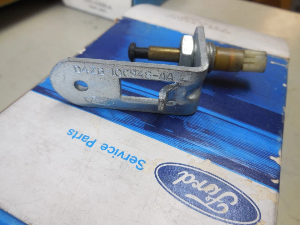 Interruptor de advertencia de apertura de maletero Ford Torino 1974 1975 D4ZZ-14018-A nuevo en stock Foto 2 de 2