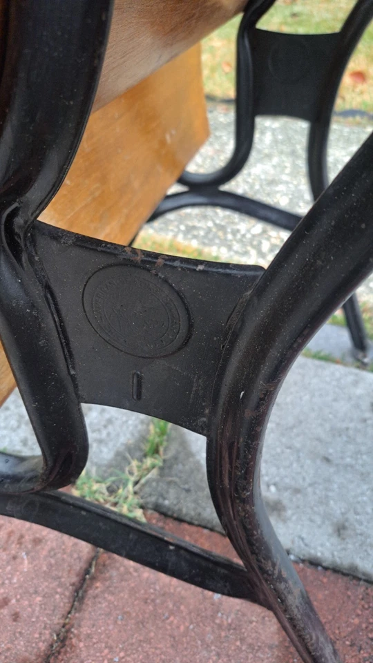 Antiguo escritorio escolar vintage American Seating Co. asiento plegable de madera y hierro fundido  Foto 4 de 4