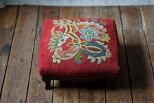 Repose pieds ancien en bois et tissu broderie rouge fleurs