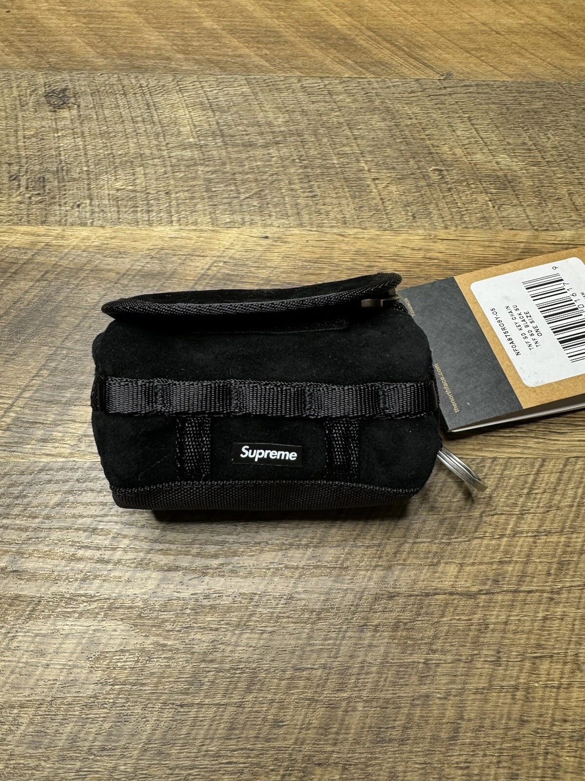 Mini porte clés de sport camp de base en daim The North Face Supreme FW23