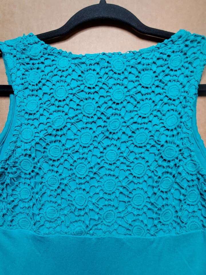 Blusa pulôver feminina Moon & Sky sem mangas pequena verde crochê sobreposição de renda - Imagem 4 de 4