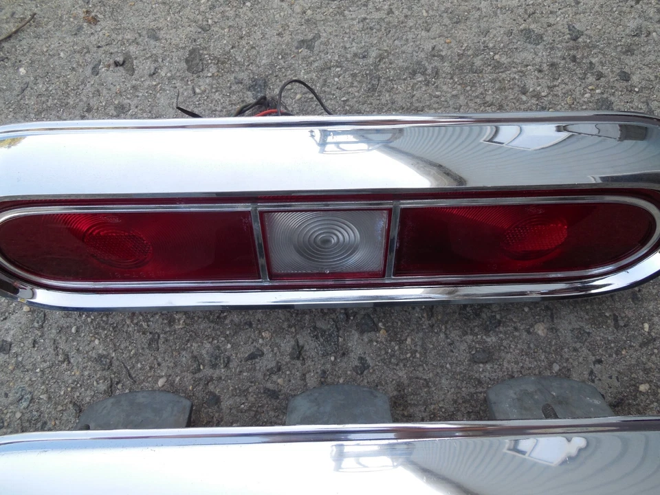 Par de conjuntos de lámparas traseras Mercury 1961 originales usadas Foto 2 de 4