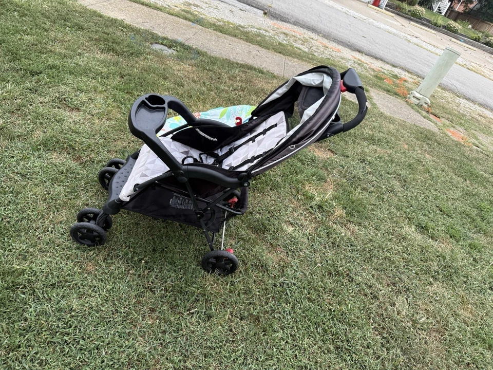 Cochecito negro y gris con asiento de bebé Foto 4 de 4
