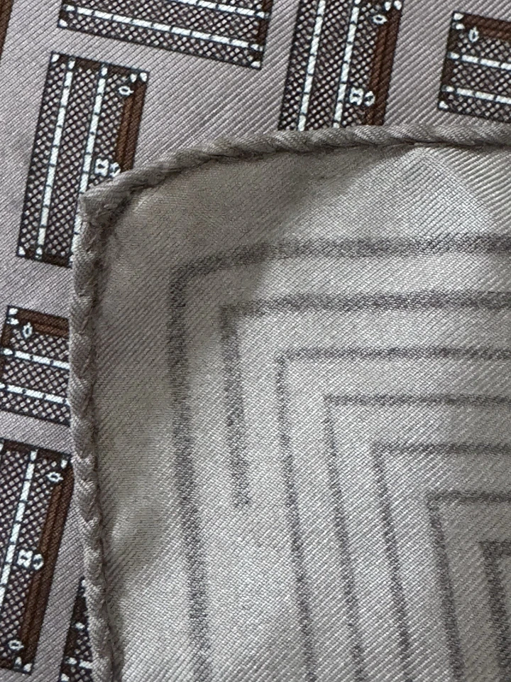 Mini baúl bufanda de seda Louis Vuitton talla 18,8 pulgadas x 18,8 pulgadas usado en excelente estado tendencia de diseñador Foto 3 de 4