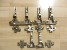 Zwei Stück Hettich und vier Stück Salice Scharnieren.