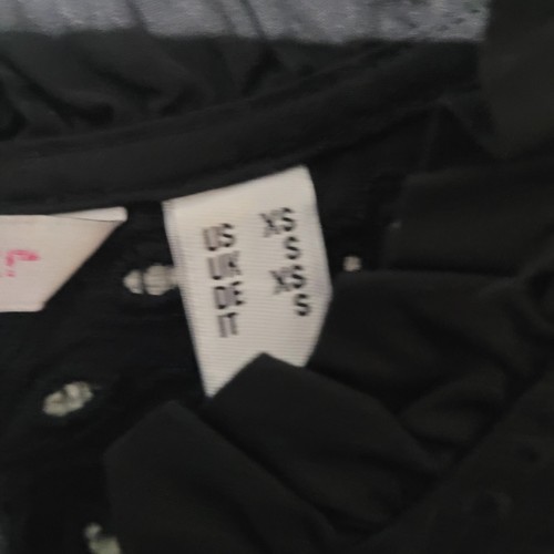Blusa Isaac Mizrahi Live XS Negra Botón Frontal Bordado Ojales Detallada Cuello en Y - Imagen 6 de 6