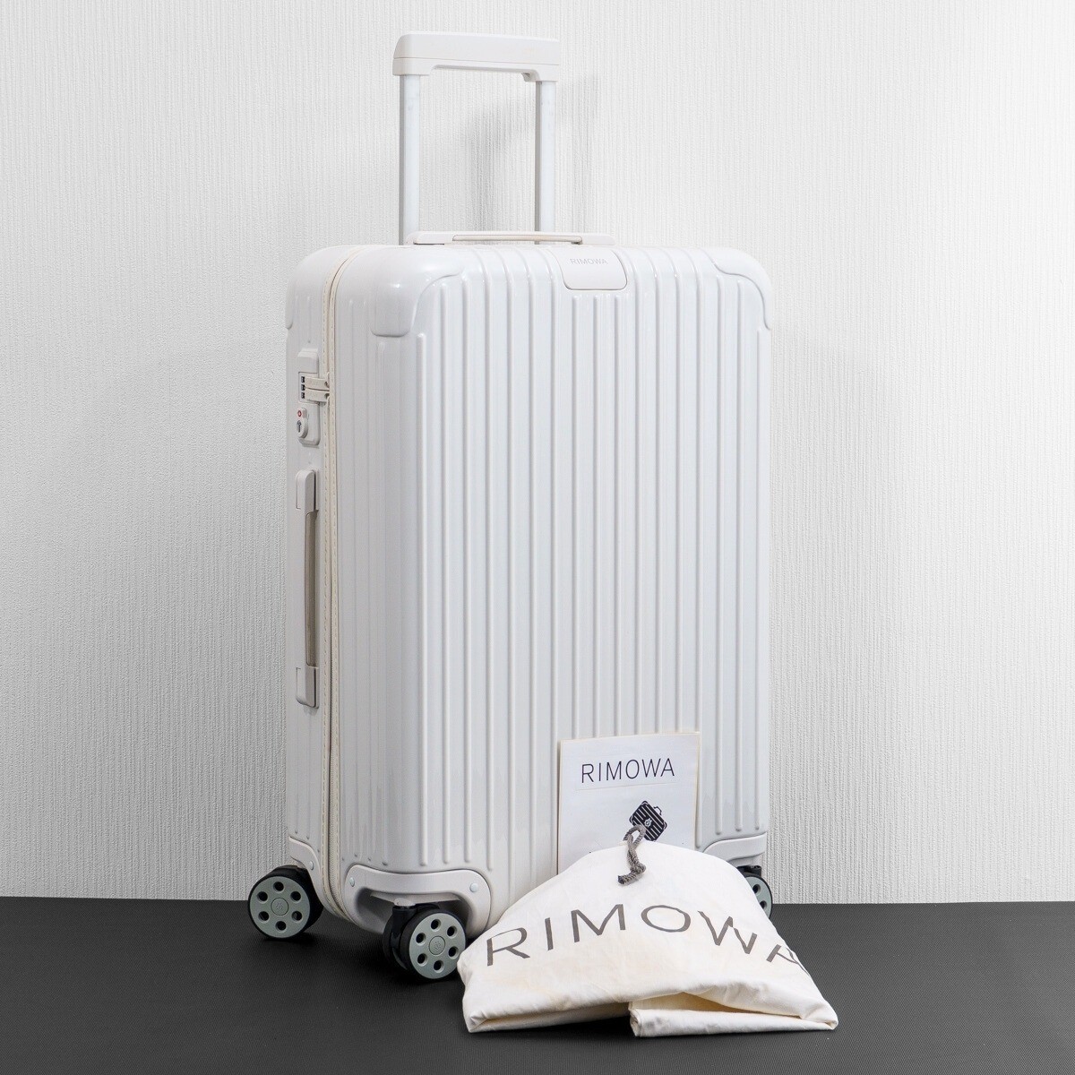 【Fuminori】　RIMOWA エッセンシャル M グロスホワイト Fuminori様専用】 RIMOWA エッセンシャル M グロスホワイト RIMOWA