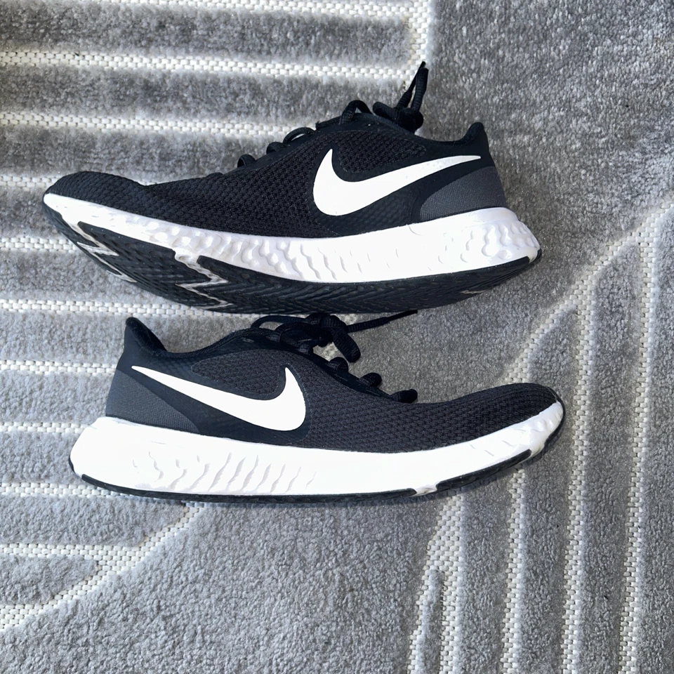 Size 7 - Nike Revolution 5 Anthracite W - Image 4 of 4