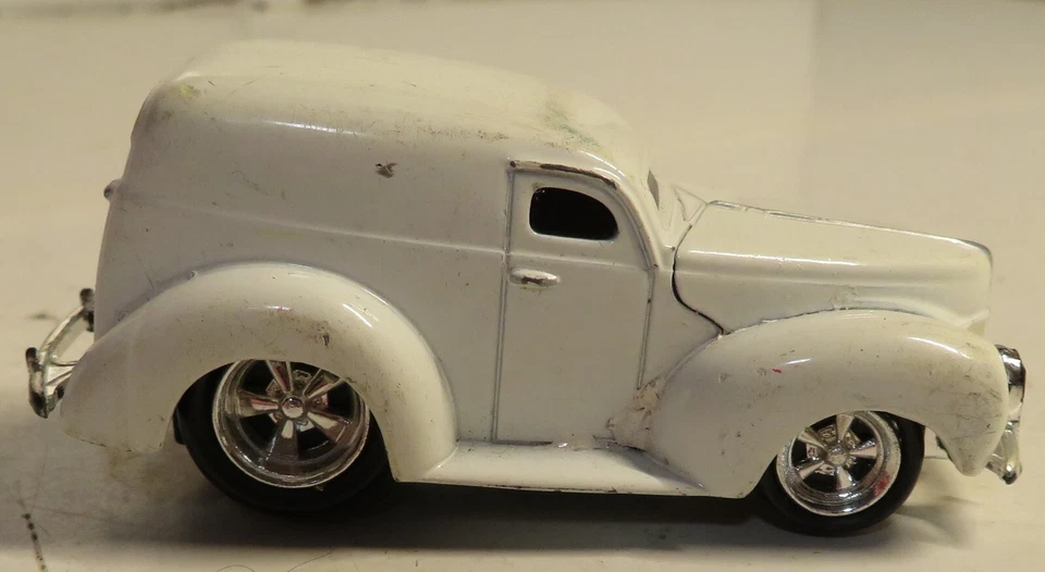 Funline Muscle Machine 2002 Ford Motor Company White Vintage Car Diecast Toy - Image 2 of 4