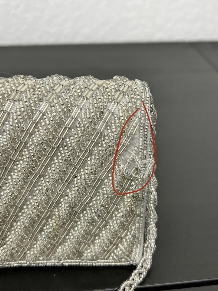 Bolso clutch Adrianna Papell plateado Noreen Chevron con cuentas solapa Foto 4 de 4