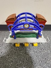 FISHER PRICE GEOTRAX GRAND CENTRAL STATION BUILDING not complete