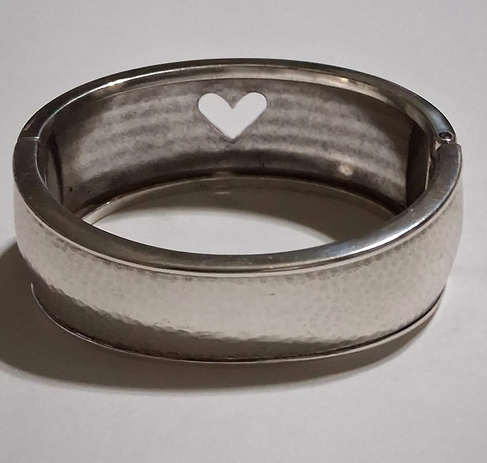 Pulsera DE COLECCIÓN BRIGHTON 1" ANCHO CRISTAL SWAROVSKI PLATA CORAZÓN Martillado Foto 3 de 4