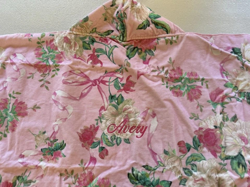 Toalla con capucha Pottery Barn Kids LoveShackFancy Baby Beach UPF 50+ mono “muy” OB Foto 2 de 4