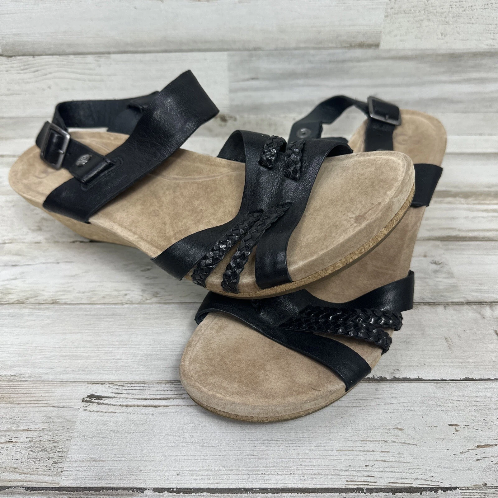 Sandali neri Ugg Serinda tacco a zeppa taglia 9 5 pelle slingback ottime condizioni