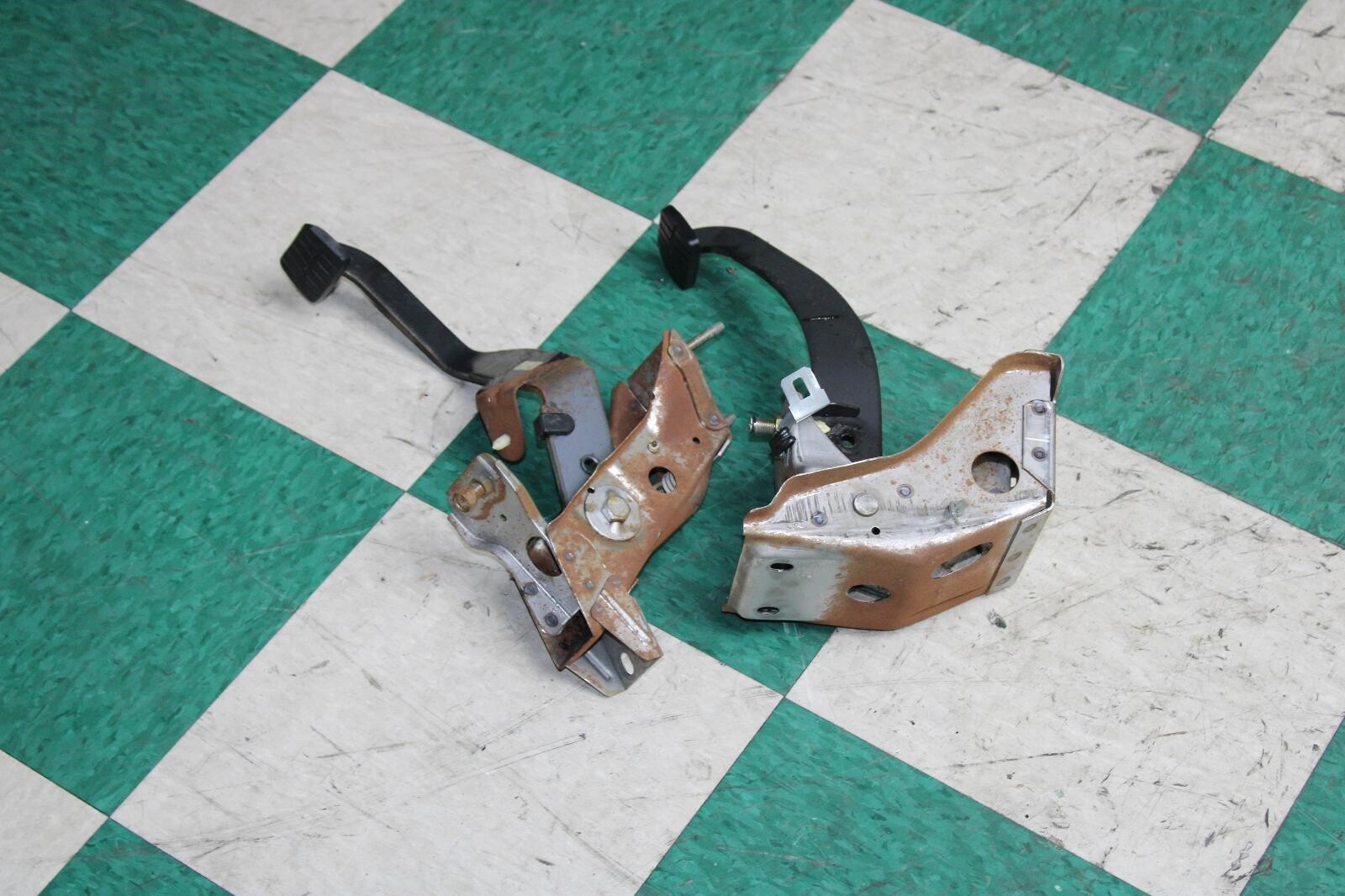 9197 Nissan Pickup D21 Hardbody Brake And Clutch Pedals Pair Assembly