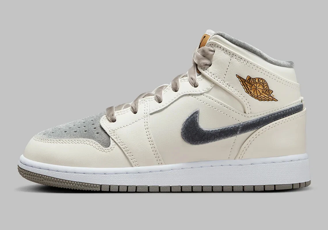 Flat jordan hotsell shoes