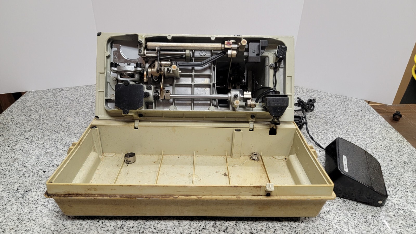 Vintage Sears Kenmore 5186 Sewing Machine w/ Foot Pedal + Hard Case ax