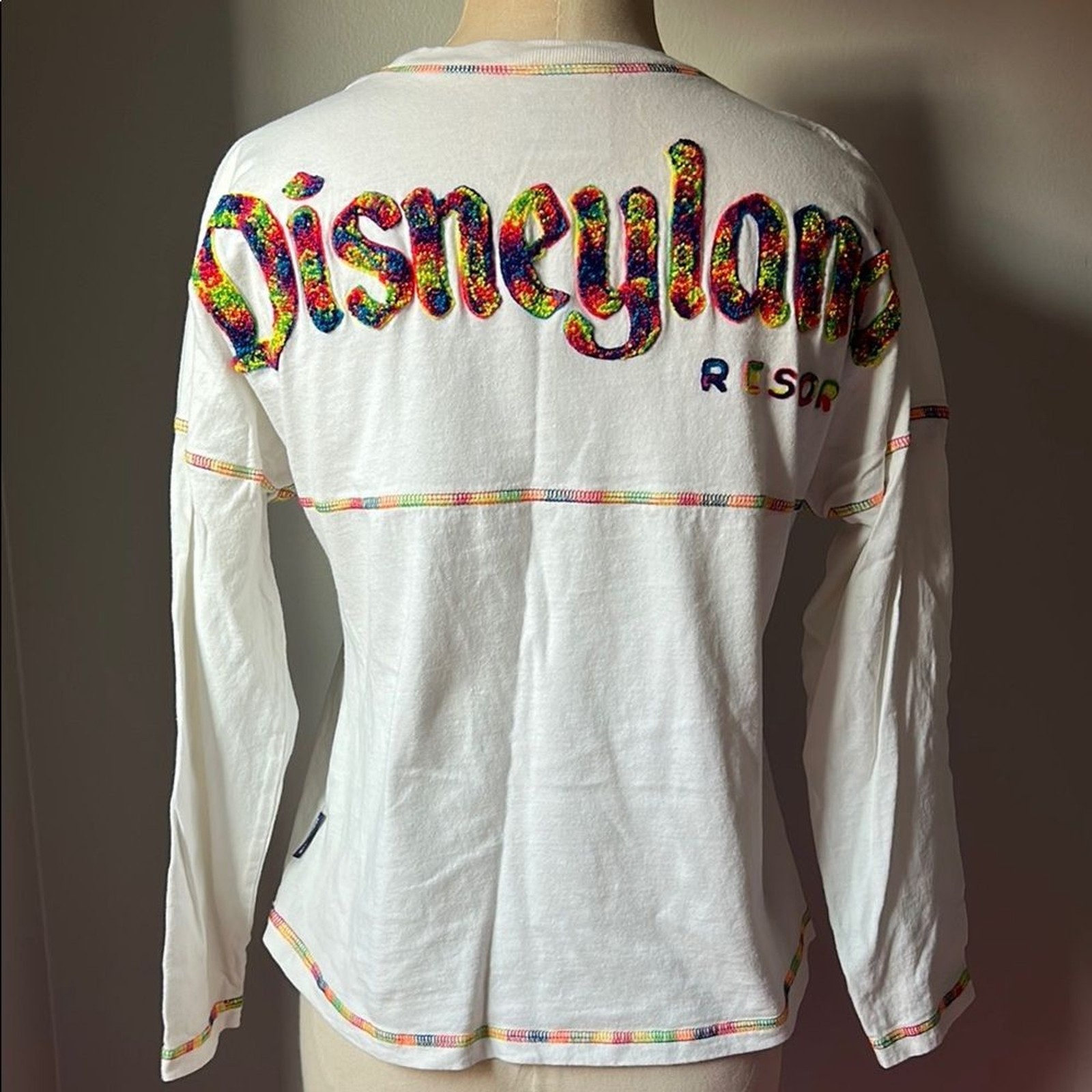 Disneyland Resort Spirit Jersey Blanco Colorido Camisa Manga Larga, Niño’s XL