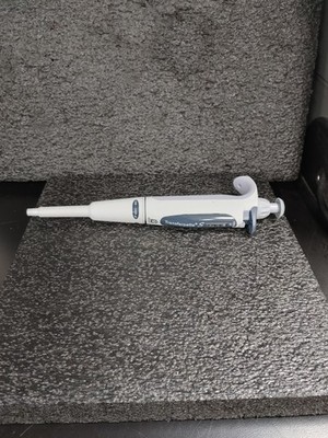 BRAND Transferpette S 100-1000μL Single Channel Adjustable Mechanical Pipette