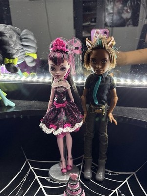 Monster High sweet 1600 Draculaura & Clawd Wolf Dolls with Cake Accessory