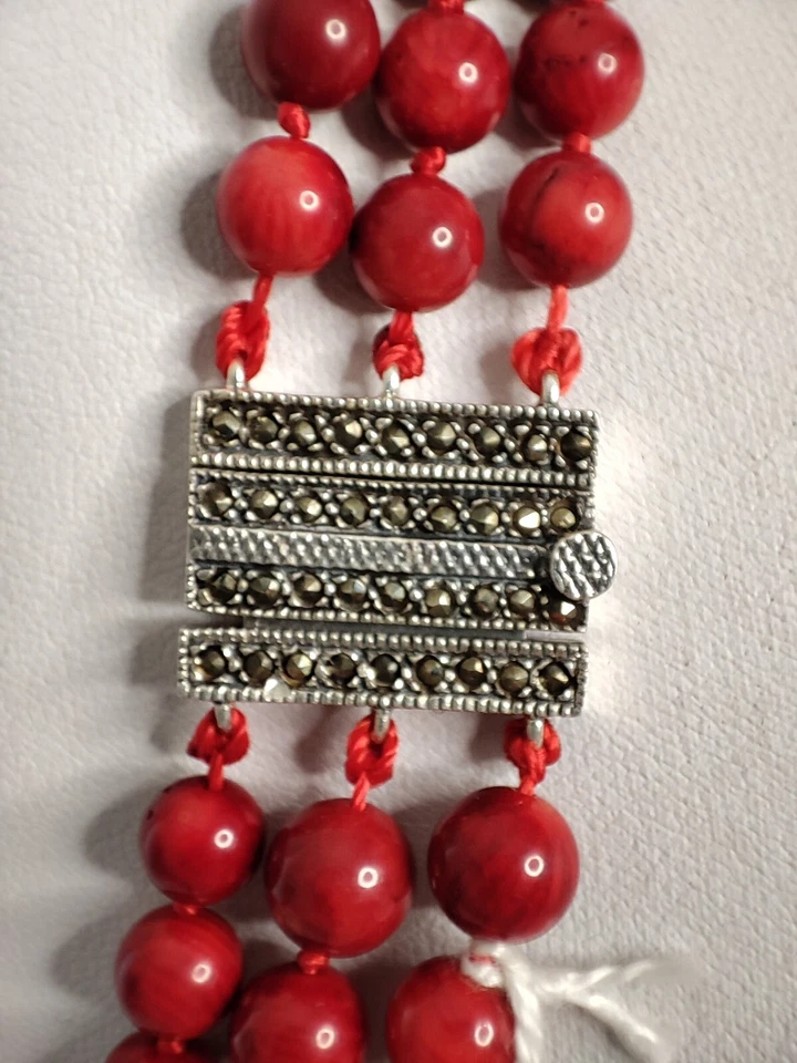 collana corallo rosso tre fili con chiusura in argento 925. - Immagine 2 di 4
