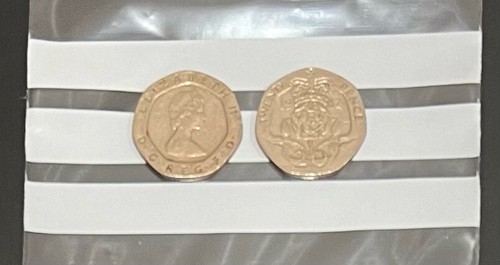 **GENUINE** 1982 20p Twenty Pence Coin X 2 **ORIGINAL FIRST YEAR MINT** - Picture 5 of 5