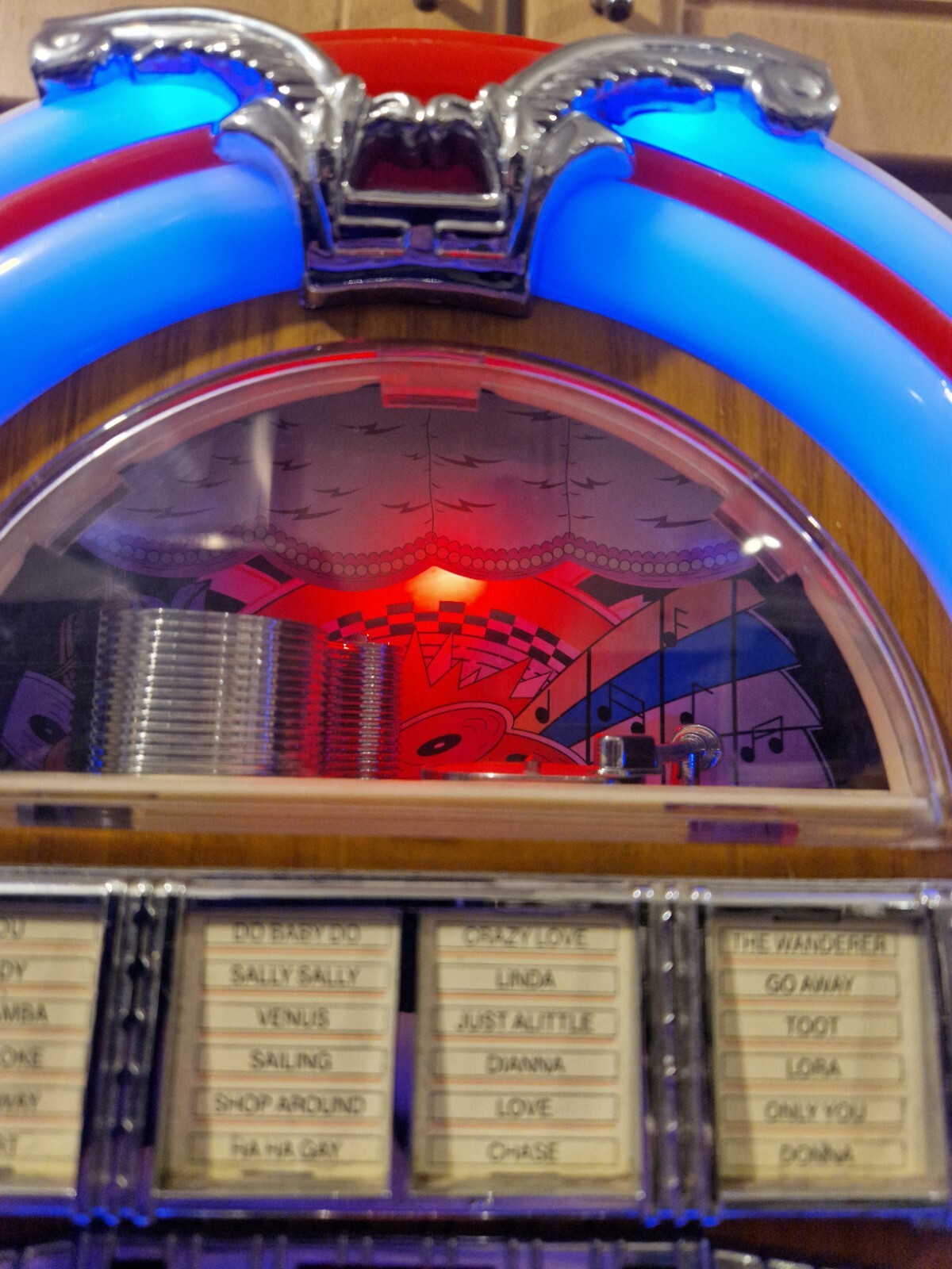 Steepletone Light Up Mini Jukebox Style CD Player with FM AM Radio And