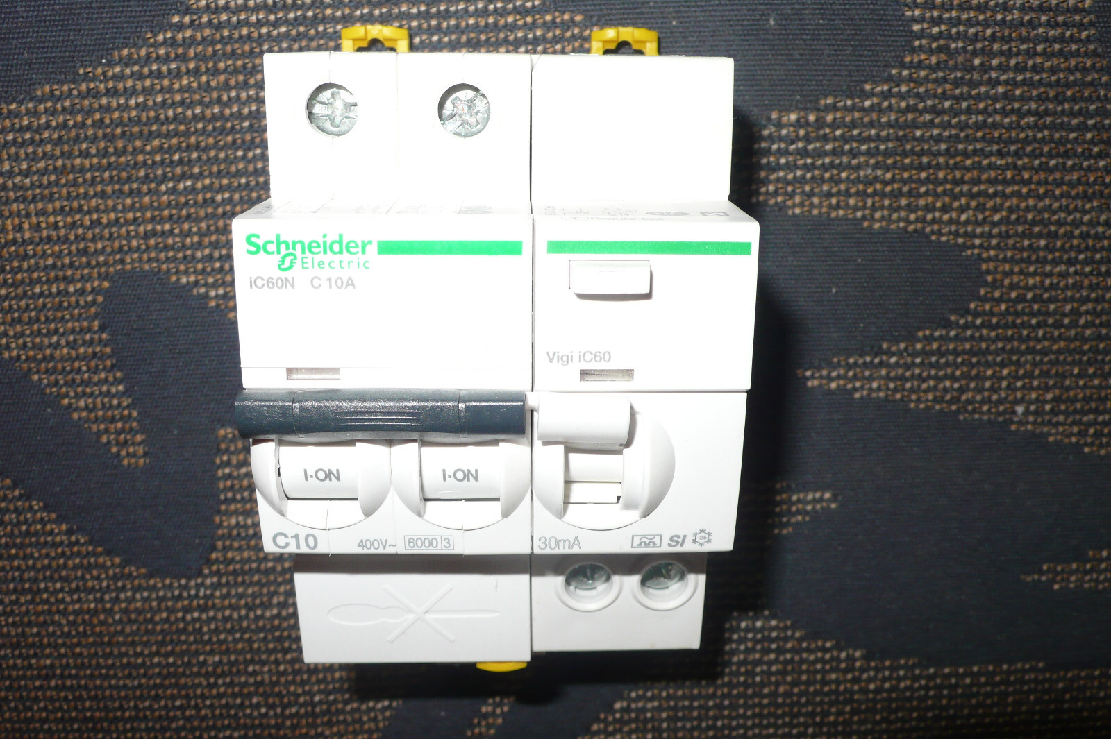 Disjoncteur 10A A9F77210 et bloc différentiel 30mA A9Q31225 Schneider