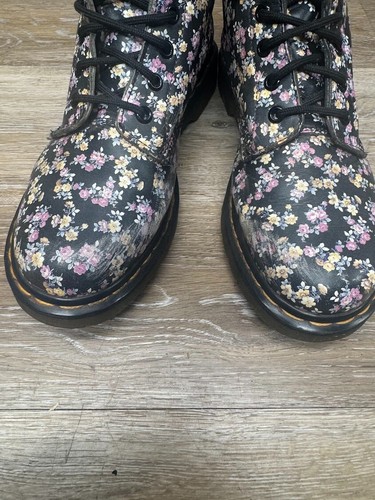 Stivali da combattimento Dr. Martens 1460 stampa floreale donna taglia 9 punta leggera usura - Foto 2 di 9