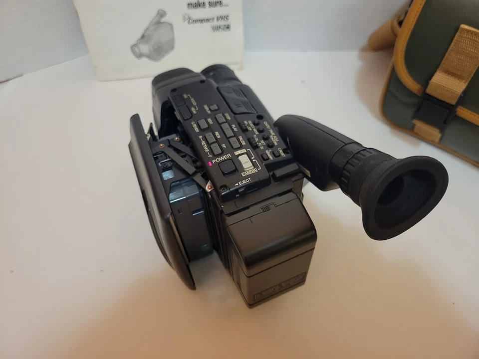 JVC GR-AX35 Compact VHS Camcorder Camera with Carrying Bag For Repair or Parts - Image 4 of 4