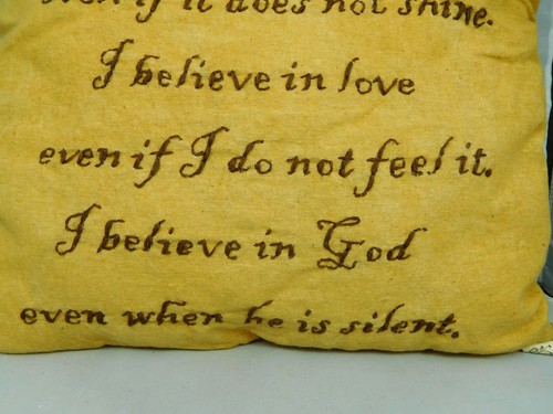 Almohada teñida de té con dicho acerca de Creer en Dios - Nuevo por Honey & Me #E10140 - Imagen 3 de 4