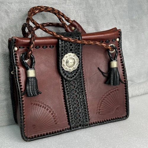 Borsa a tracolla artigianale in pelle strutturata con nappe e medaglione argento - Foto 2 di 18