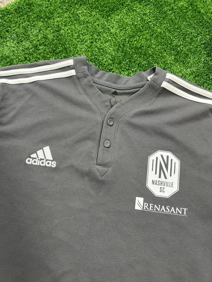 Camisa Nashville SC Para Hombres XL Gris MLS Fútbol Adidas Aeroready Henley Renasant Foto 2 de 4