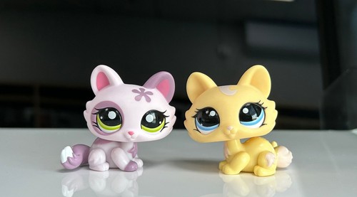 Figurine LPS (Littlest Pet Shop) Chat Accroupi Jaune Avec Nœud - Modèle 1096 - Occasion