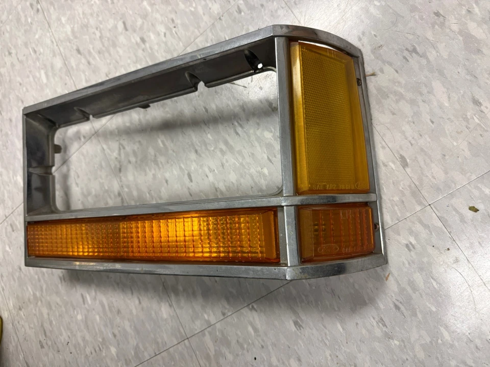 Ford LTD Crown Victoria 1980-1987 faros bisel moldura izquierda izquierda - enchufes no probados Foto 4 de 4