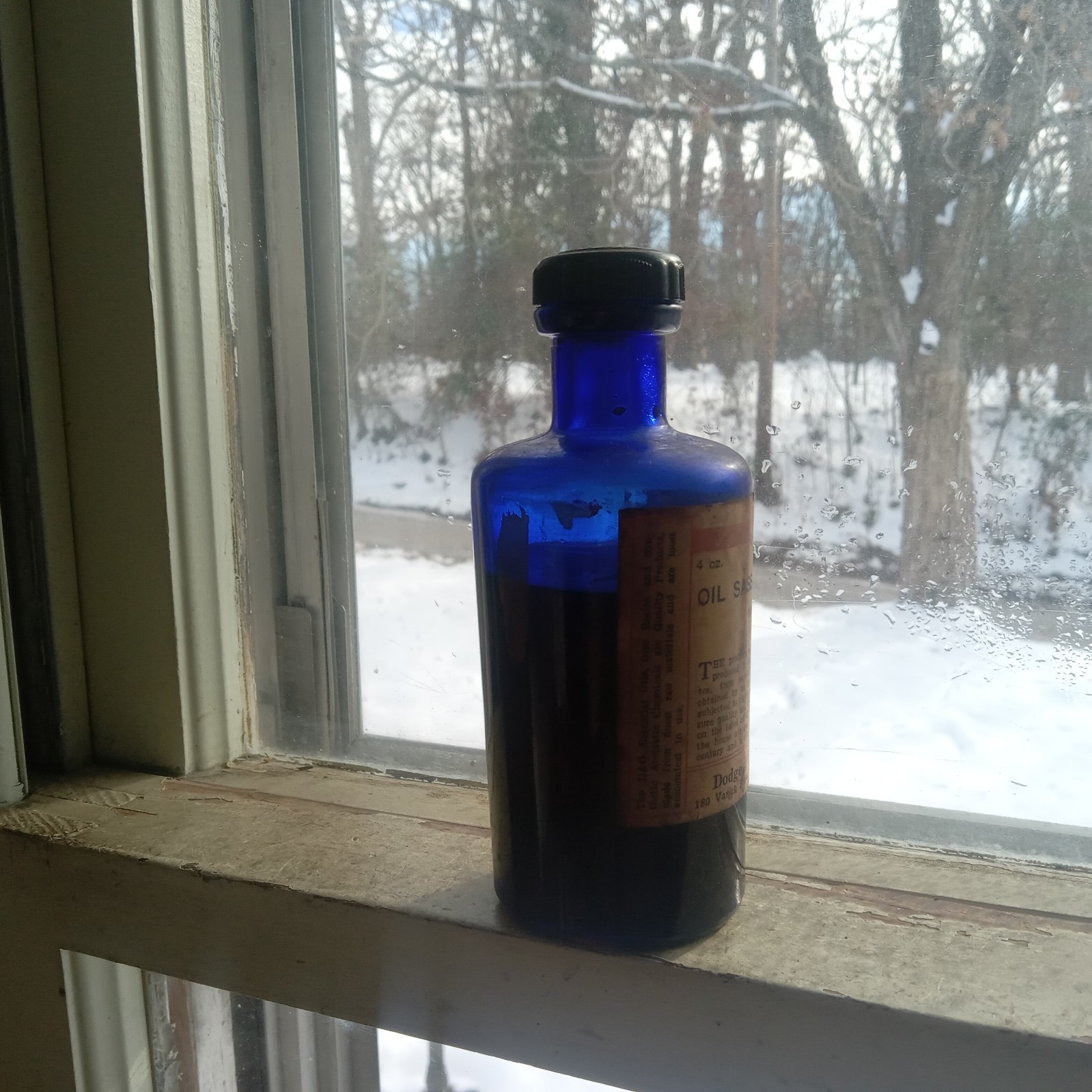 1918 DODGE & OLCOTT OIL SASSAFRAS COBALT LABELED BOTTLE W/STOPPER & CONTENTS