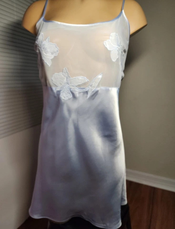 JONES NEW YORK Satin & Chiffon Robe W/ Floral Applques & Matching Nightie Medium - Image 2 of 4