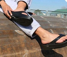 Women's Luxe Patent Black OOFOS OOlala Thong Flip Flop Recovery Sandal Size 9