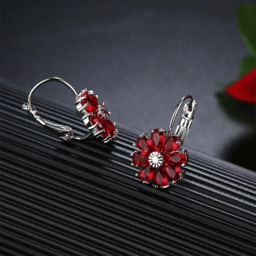 Pendientes colgantes y colgantes de rubí rojo creados en laboratorio con corte de pera de 2 quilates acabado en oro blanco de 14 quilates Foto 3 de 4