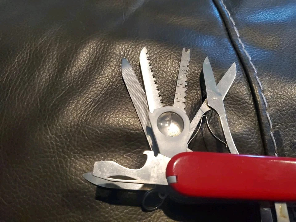 Victorinox 瑞士军队多工具 Maxx 口袋刀红色。 — 第 2/4 张图片