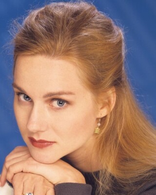 LAURA LINNEY 8x10 PHOTO *