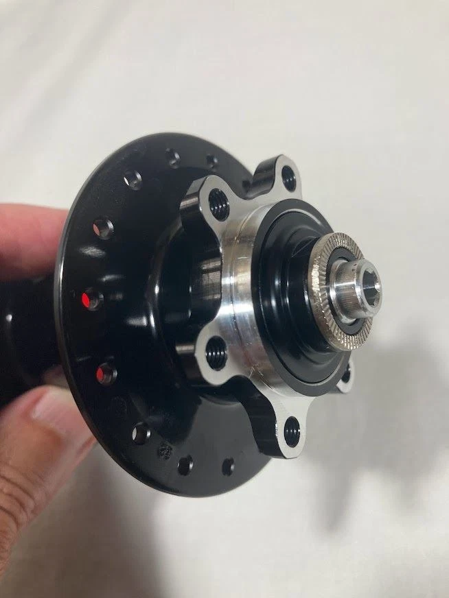 Buje delantero Novatec D041SB (9x108x100 mm) negro 28 orificios para disco MTB Foto 2 de 4