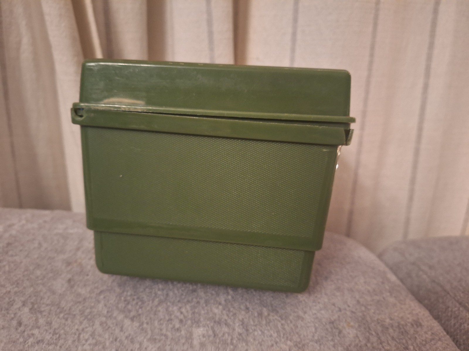 VINTAGE GREEN PLASTIC SEWING CRAFTS STORAGE BOX CASE WITH 1 TRAY AND MATERIALS 