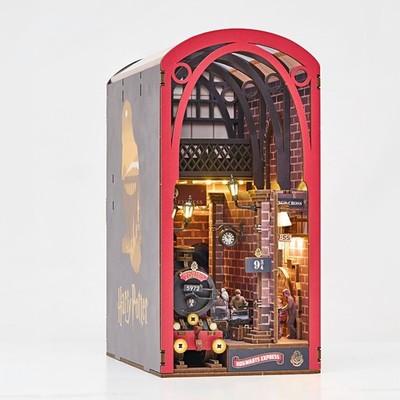 Harry Potter   Hogwarts Express Book Nook DIY Bausatz   Holz   LED   23 cm