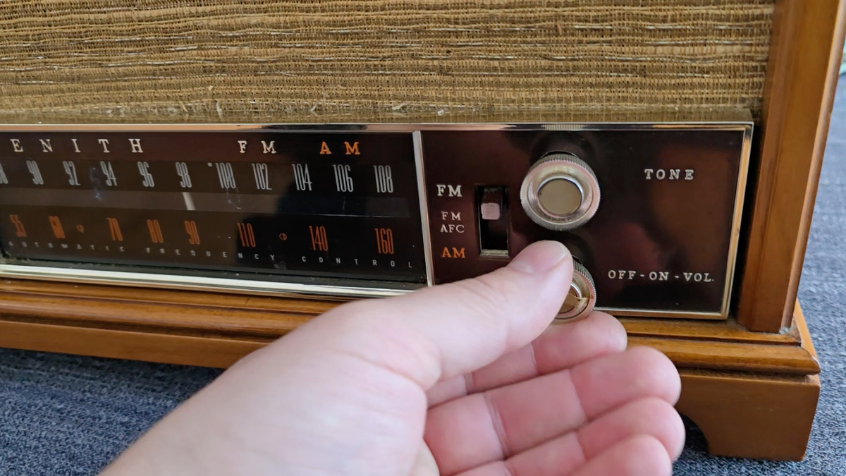 Vintage Zenith S-58040 Mid Century Long Distance AM FM Tube Radio