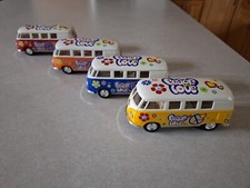4 Kinsmart: 1962 Volkswagen Buses: Love & Peace Hippy Microbuses: escala 1/32 5"